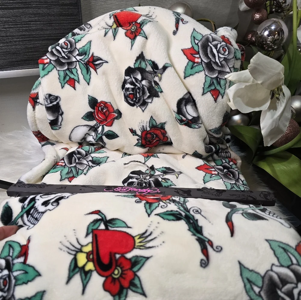 Ed Hardy Embossed plush oversized throw 60in x 70in new